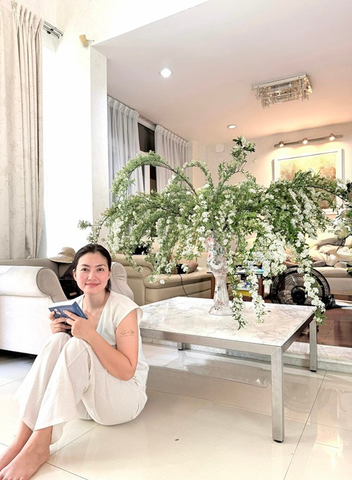 Rảnh rỗi, Ngọc Lan đọc sách, cắm hoa.