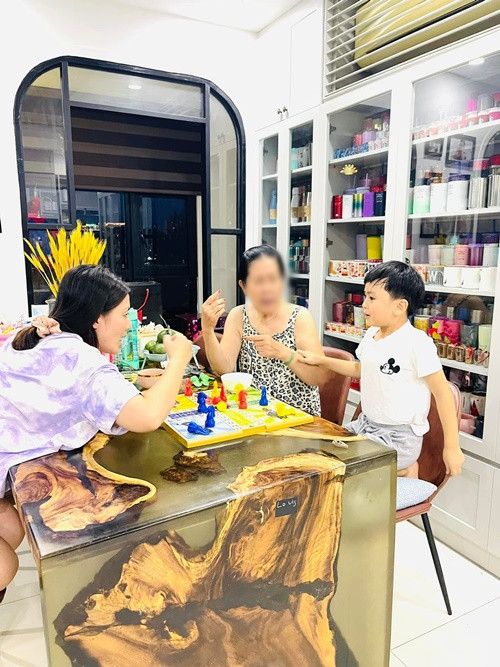 Ngọc Lan trải lòng: “Hãy thông cảm cho mình vì mình chỉ được chọn 2 trong 3 công việc, cha, mẹ, diễn xuất. Công việc làm cha và làm mẹ khó quá nên mình cần tập trung hơn thì mới làm tốt 2 công việc đó được, còn công việc diễn xuất mình đã làm được 21 năm rồi nên cho mình ngưng xíu”.
