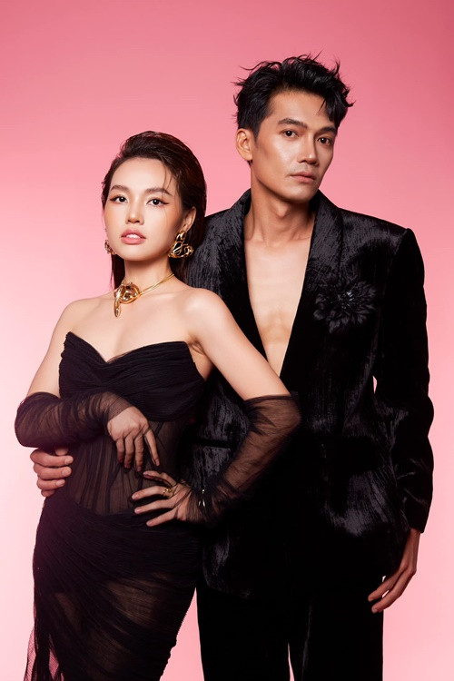 Linh Phi chia sẻ trên Vietnamnet, chồng chỉ cần tập trung vào chuyên môn diễn xuất, cô sẽ lo hết vấn đề xung quanh như hợp đồng, truyền thông, ngoại giao