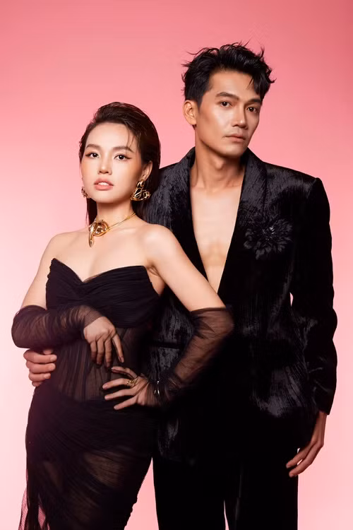 Linh Phi chia sẻ trên Vietnamnet, chồng chỉ cần tập trung vào chuyên môn diễn xuất, cô sẽ lo hết vấn đề xung quanh như hợp đồng, truyền thông, ngoại giao