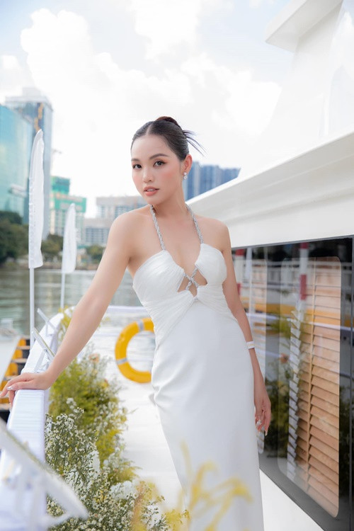 Nữ ca sĩ khoe vóc dáng thon gọn sau 2 lần sinh nở khi diện váy áo táo bạo.