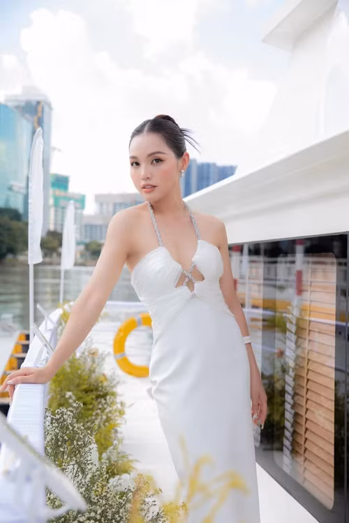 Nữ ca sĩ khoe vóc dáng thon gọn sau 2 lần sinh nở khi diện váy áo táo bạo.