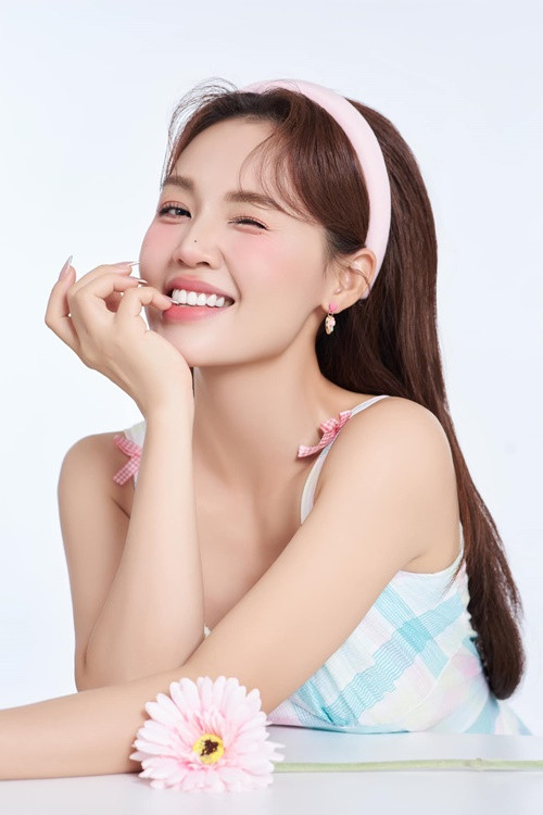 Vợ Quang Tuấn ngày càng gợi cảm sau khi có con.