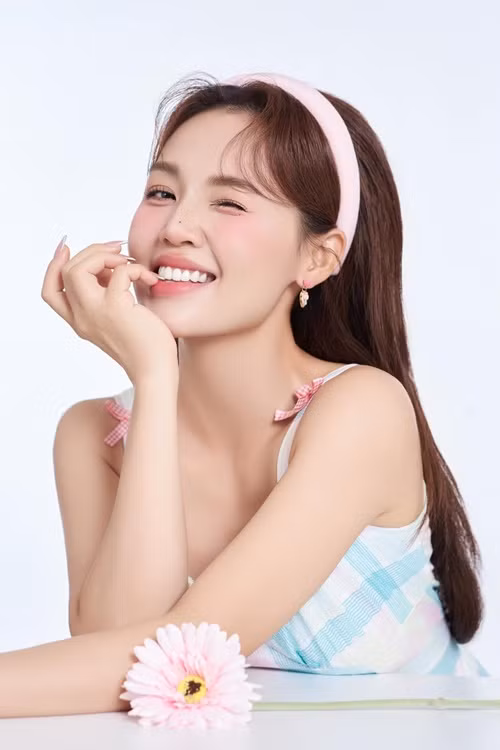 Vợ Quang Tuấn ngày càng gợi cảm sau khi có con.