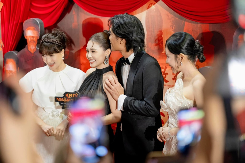 Trong cuộc phỏng vấn với Znews, Quang Tuấn cho biết, vợ không ghen khi anh đóng cảnh tình cảm. "Có một lần đưa vợ đi xem kịch do mình đóng, trong đó có cảnh hôn bạn diễn nữ trên sân khấu. Lúc ra về, cô ấy còn nói: “Sao thấy anh diễn cảnh hôn giả lả quá vậy. Sợ em ghen à”, nam diễn viên cho hay.