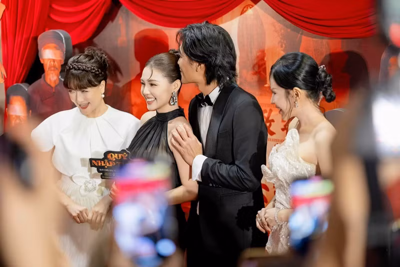 Trong cuộc phỏng vấn với Znews, Quang Tuấn cho biết, vợ không ghen khi anh đóng cảnh tình cảm. "Có một lần đưa vợ đi xem kịch do mình đóng, trong đó có cảnh hôn bạn diễn nữ trên sân khấu. Lúc ra về, cô ấy còn nói: “Sao thấy anh diễn cảnh hôn giả lả quá vậy. Sợ em ghen à”, nam diễn viên cho hay.