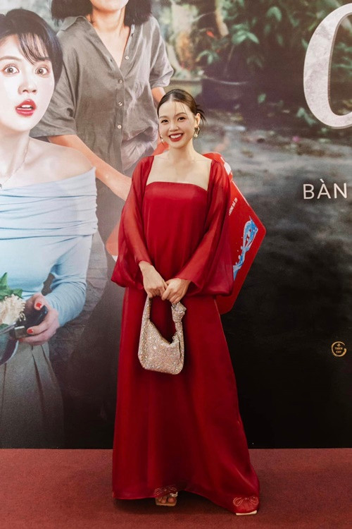 "Anh Tuấn là người thúc giục Phi thu âm ngay sau khi phim công chiếu. Ngoài việc đánh dấu một cột mốc thành công của anh với dự án trăm tỷ, Phi cũng muốn nghe lại chính giọng hát của mình sau nhiều năm vắng bóng”, Linh Phi chia sẻ trên VOV.