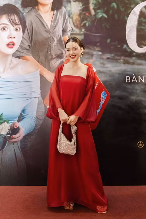 "Anh Tuấn là người thúc giục Phi thu âm ngay sau khi phim công chiếu. Ngoài việc đánh dấu một cột mốc thành công của anh với dự án trăm tỷ, Phi cũng muốn nghe lại chính giọng hát của mình sau nhiều năm vắng bóng”, Linh Phi chia sẻ trên VOV.