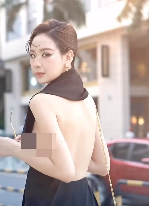 Trong một lần xuống phố, nàng hậu dường như "bỏ quên nội y" khi diện trang phục cổ yếm khoe lưng trần gợi cảm.