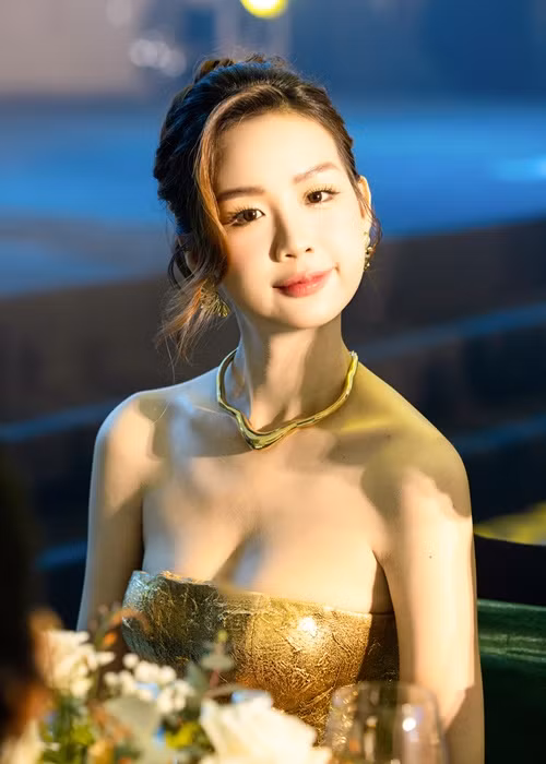 Mới đây, tại một sự kiện, Hoa hậu Bảo Ngọc khoe vẻ gợi cảm trong chiếc váy cúp ngực.