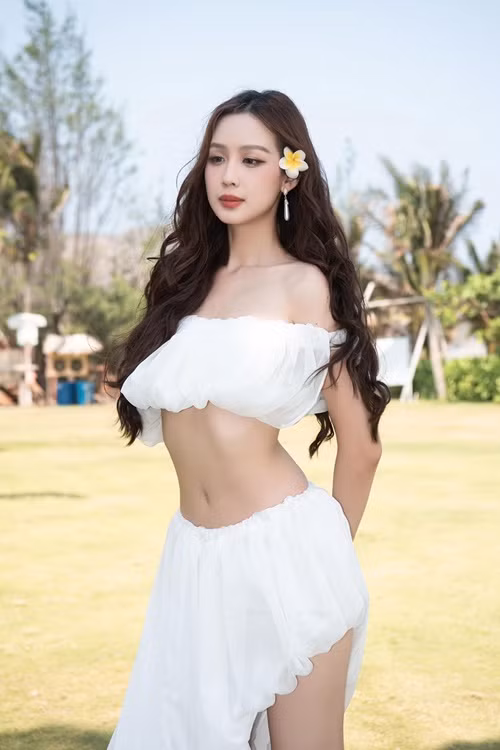 Nàng hậu hiện tại sở hữu số đo ba vòng 87-63-98 cm.