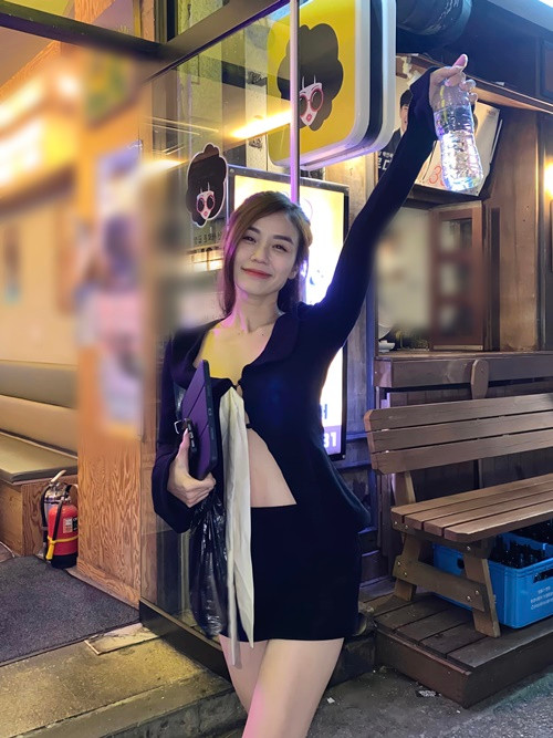 Đạt G luôn ủng hộ công việc của Bảo Ngọc. “Anh ấy ủng hộ mọi ước mơ của tôi, cho tôi được làm những điều tôi muốn, anh ấy bất ngờ xuất hiện trong phiên live của tôi, lần đầu tiên anh ấy làm những điều này, vì tôi”, Bảo Ngọc khoe được nửa kia yêu thương.
