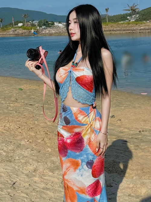 Chia sẻ loạt ảnh, Bảo Ngọc viết: "Nhan sắc này được chi trả bằng rất nhiều tình yêu của anh ta".