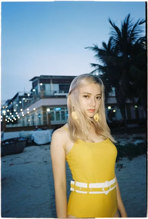 Nữ ca sĩ diện áo tắm khá kín đáo trong một lần đi biển.