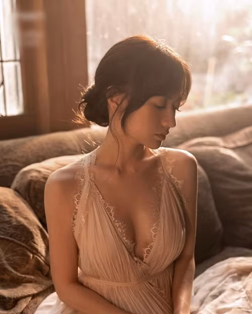 Ngày nhỏ, Xuân Nghi được nhớ đến với gương mặt bầu bĩnh, làn da ngăm đen. Ở tuổi trưởng thành, cô lột xác ngoại hình.