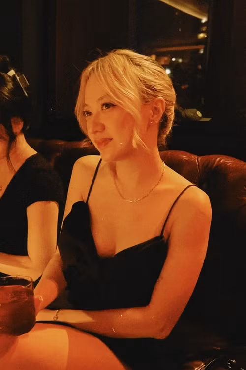 Xuân Nghi thường chọn váy áo trễ vai, hai dây, cúp ngực khoe vòng một gợi cảm.