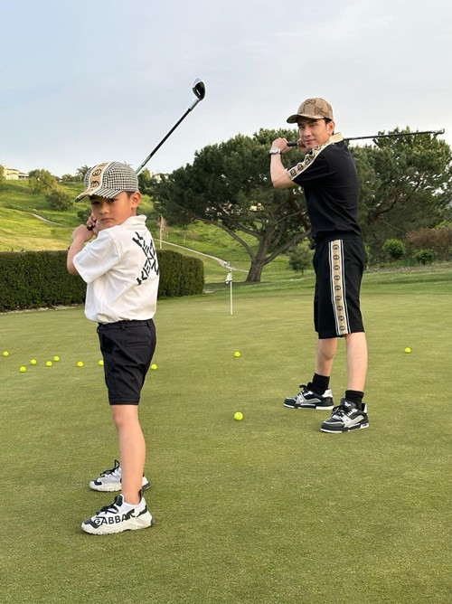 Đan Trường khoe hình ảnh cùng con trai Thiên Từ đi đánh golf. Ảnh: FB Đan Trường.