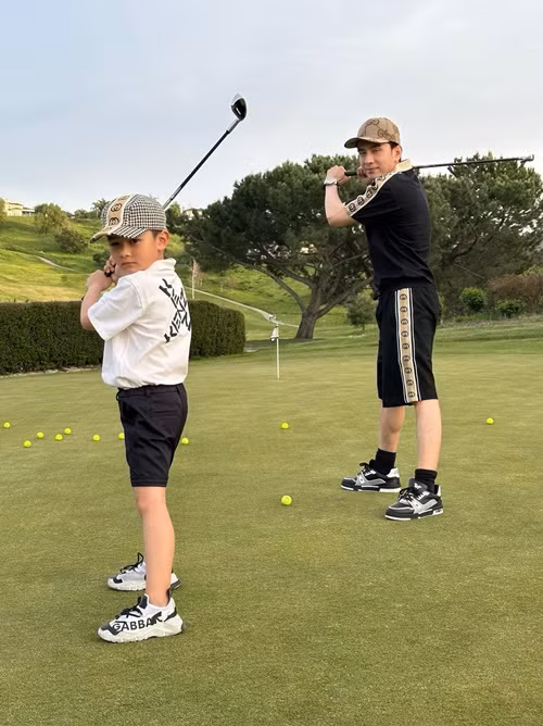 Đan Trường khoe hình ảnh cùng con trai Thiên Từ đi đánh golf. Ảnh: FB Đan Trường.