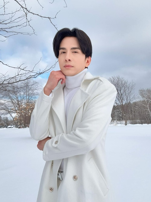 Đan Trường còn chia sẻ, anh đang có mọi thứ trừ sức khỏe. "Có ngày cảm giác rất tươi tắn, hôm khác lại mệt mỏi, uể oải. Tôi khó ngủ nên đôi lúc công việc căng thẳng, áp lực là khó vào giấc. Sau một chuyến biểu diễn, tôi dành thời gian ngủ bù để cơ thể nạp năng lượng", anh Bo tâm sự. Ảnh: FB Đan Trường.