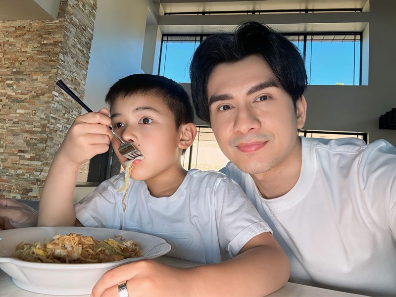 Nam ca sĩ chia sẻ trong cuộc phỏng vấn với Vietnamet vào tháng 3/2025, anh vẫn độc thân. "Tôi đang rất cởi mở trong chuyện tình cảm. Tôi hy vọng sẽ có 1 người lý tưởng chia sẻ niềm vui trong cuộc sống, để mọi thứ ý nghĩa, trọn vẹn hơn", Đan Trường cho biết. Ảnh: FB Đan Trường.