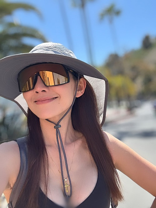 Diện áo xẻ ngực sâu, diễn viên Kim Hiền đẹp hút mắt. Ảnh: FB Kim Hiền.