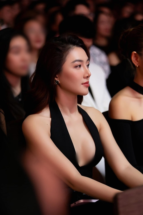 Lê Hà có chiều cao 1m72, số đo ba vòng 88-62-90cm.