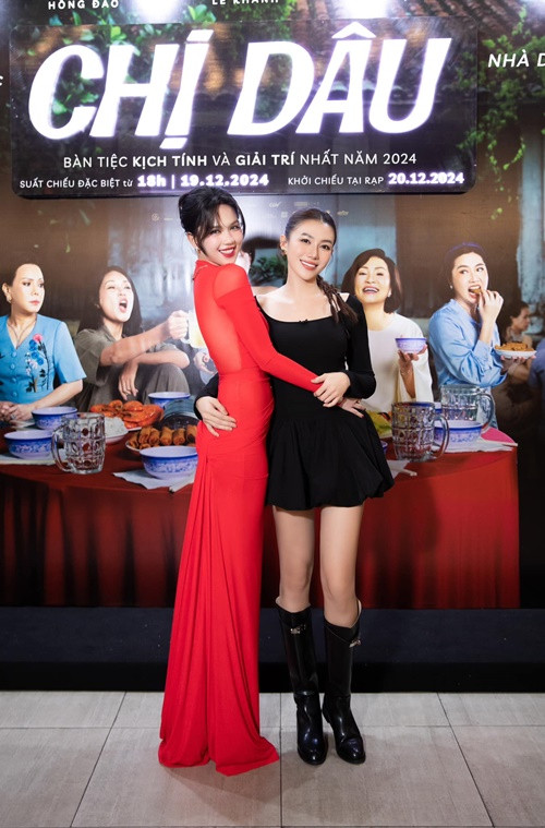 Ngoài Khắc Tiệp, Lê Hà còn thân thiết với Ngọc Trinh. Cả hai từng cùng công ty của Khắc Tiệp.