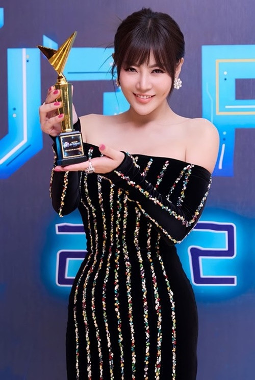 Trong phim Người một nhà, Thanh Hương đóng vai Khanh - người phụ nữ tốt bụng nhưng cũng có góc ích kỷ, tính toán. Còn trong phim Hoa sữa về trong gió, cô vào vai Linh - mẹ kế. Với các vai trong phim Người một nhà và Hoa sữa về trong gió, Thanh Hương đoạt giải Diễn viên nữ ấn tượng ở VTV Awards 2024. Ảnh: FB Thanh Hương.