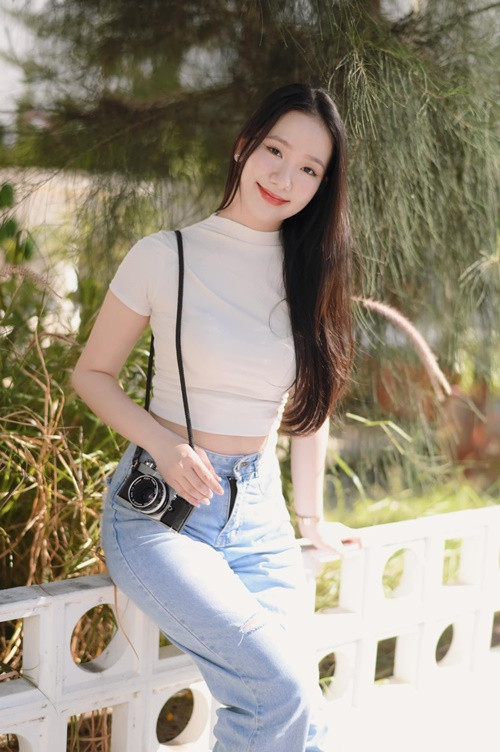 Thí sinh Hoa hậu Việt Nam 2024 mặc đơn giản cũng cuốn hút người đối diện.