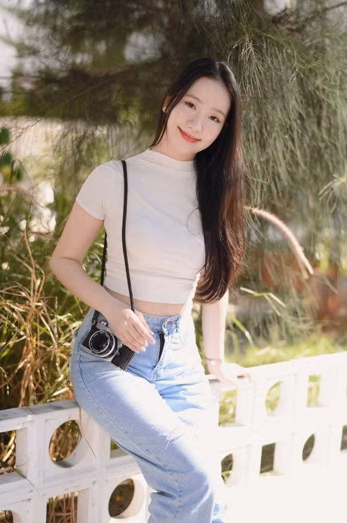 Thí sinh Hoa hậu Việt Nam 2024 mặc đơn giản cũng cuốn hút người đối diện.