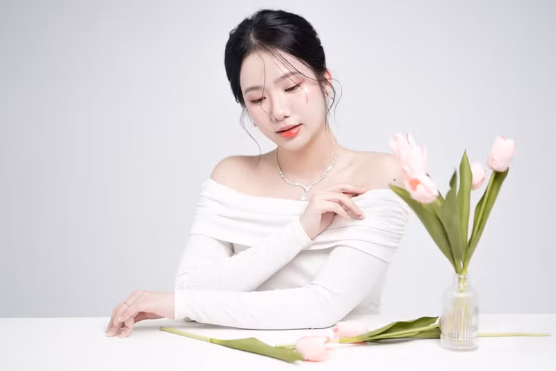 Cô có chiều cao 1m7 m, số đo ba vòng 76-61-91 cm.