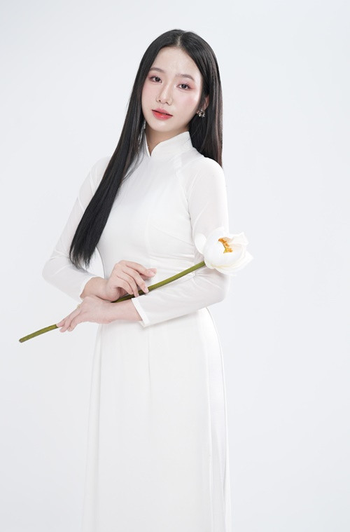 Nhan sắc của Phương Nhi gây ấn tượng. Cô sở hữu gương mặt đậm chất Á Đông cùng vóc dáng gợi cảm.