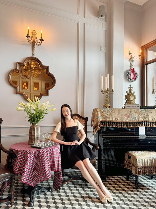 Ngoài làm người mẫu ảnh, Phương Nhi còn theo đuổi công việc dẫn chương trình.