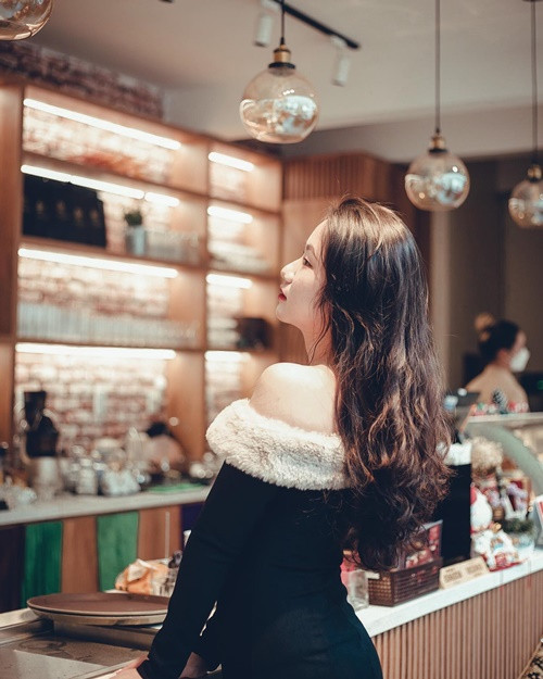 Trước khi dự thi Hoa hậu Việt Nam 2024, cô đoạt danh hiệu Á khôi 2 cuộc thi Hoa khôi sinh viên Việt Nam khu vực miền Trung Tây Nguyên 2023.