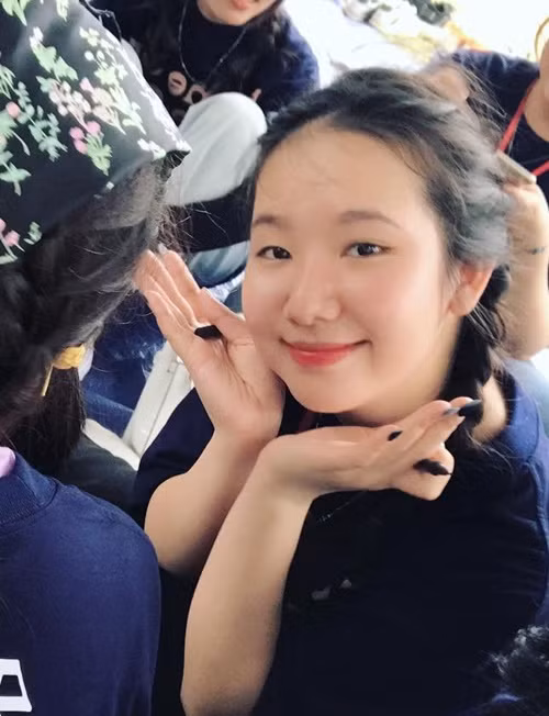 Phương Nhi khoe vẻ đẹp phúc hậu, nụ cười rạng rỡ khi đi học.