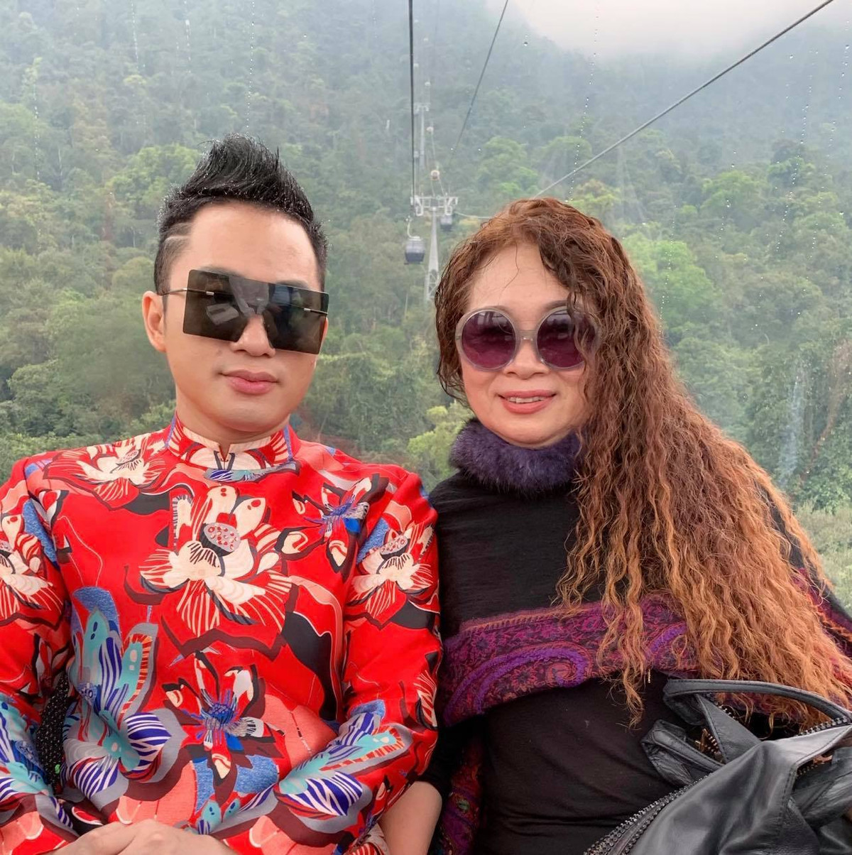 Người phụ nữ đặc biệt nhất của Tùng Dương là mẹ của anh. “Mẹ là người đã thức thâu đêm để khâu từng bộ trang phục biểu diễn cho tôi. Tất cả những điều bà làm đều rất lặng lẽ âm thầm, thương con theo cách mẹ muốn”, nam ca sĩ chia sẻ trên Vietnamnet. Ảnh: Vietnamnet.