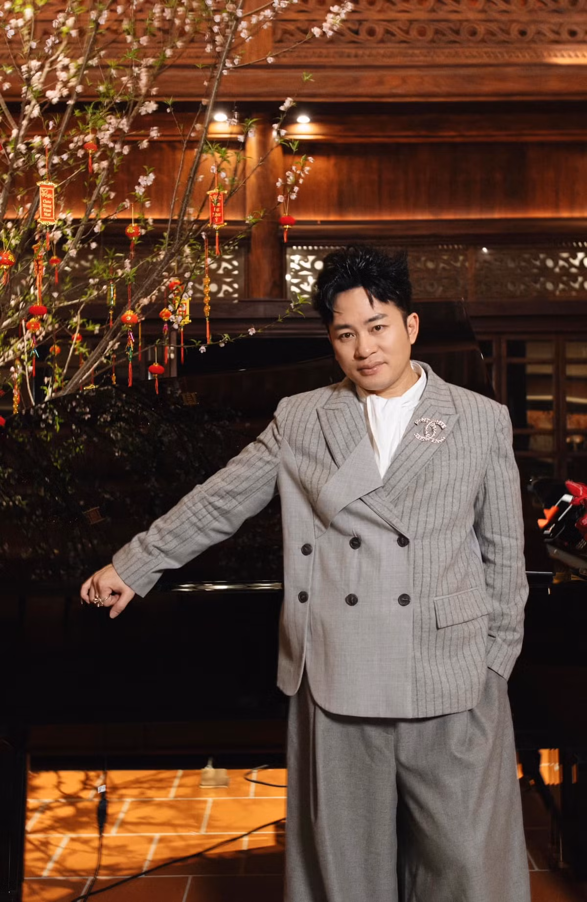 Tùng Dương chia sẻ về lời căn dặn của mẹ đối với nghệ thuật: “Mẹ dặn tôi: Con hãy luôn khiêm cung, chan hoà, hãy luôn đưa tinh thần đức độ và nhân văn vào trong nghệ thuật của chính mình cũng như cuộc sống thực tế ngoài đời. Điều đó mới là quan trọng nhất chứ không phải là những sự thành công bề nổi". Ảnh: FB Tùng Dương.