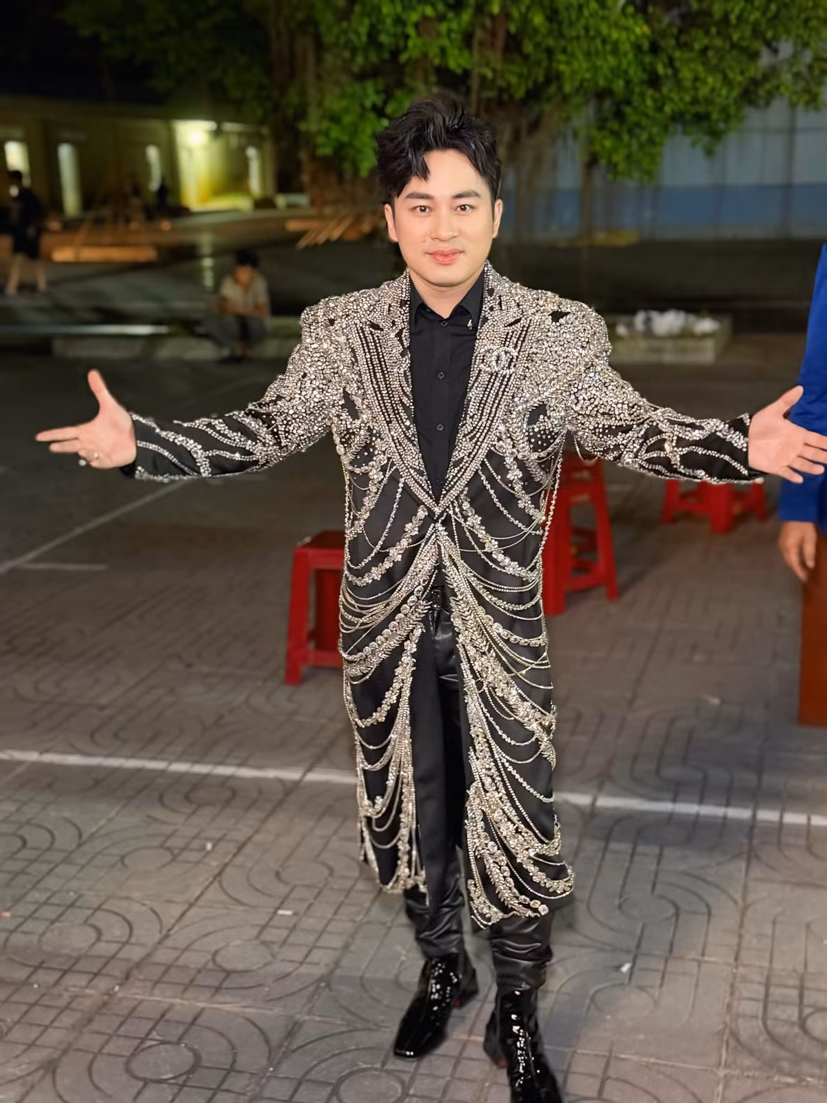 “Trước khi bố đi Nga mười mấy năm trời, ông dặn một câu tôi nhớ mãi: "Bố mẹ đi bôn ba thế này cũng chỉ để lo cho tương lai của con". Hồi đó không có email, điện thoại cũng không nên bố hay viết thư tay gửi về. Lần nào đọc những lời dặn dò và cả những mong ngóng mong sớm được trở về quê nhà của bố, tôi đều rơi nước mắt. Khi còn nhỏ tôi chưa hiểu lý do bố mẹ phải đi xa mình như vậy, sau này mới ngộ ra và thương họ nhiều hơn", Tùng Dương trải lòng. Ảnh: FB Tùng Dương.