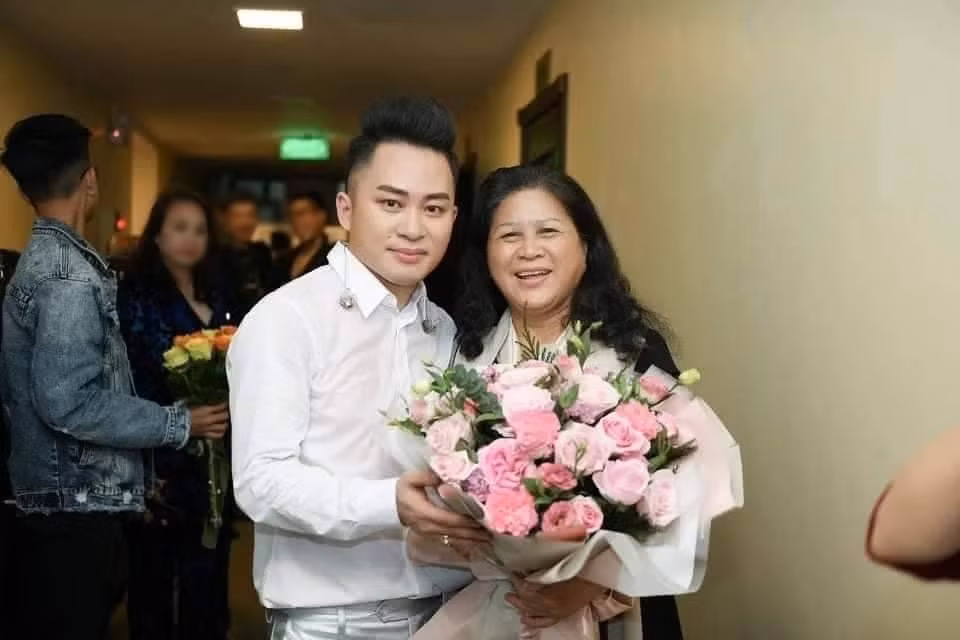 Cùng với mẹ ruột, Tùng Dương luôn dành biết ơn mẹ nuôi (bác ruột và là chị gái của bố Tùng Dương) đã thay mặt bố mẹ chăm lo và nuôi nấng trong suốt khoảng thời gian nam ca sĩ sống xa bố mẹ. Ảnh: Vietnamnet.