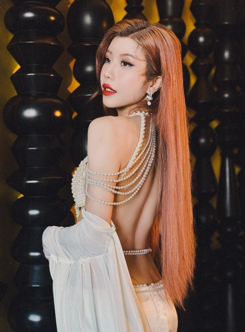 Phong cách thời trang của Trang Pháp đa dạng. Cô chuộng váy áo ngắn bó sát khi đi diễn, quyến rũ, cá tính tại các sự kiện.