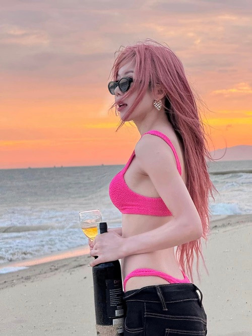 Trang phục bikini của nữ ca sĩ đa dạng kiểu dáng, chất liệu, giá từ bình dân đến đồ hiệu.