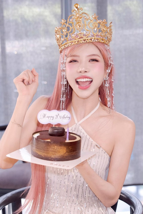 Nữ ca sĩ sinh năm 1989 sở hữu gương mặt thon gọn hơn, được khen ngợi đẹp như búp bê.