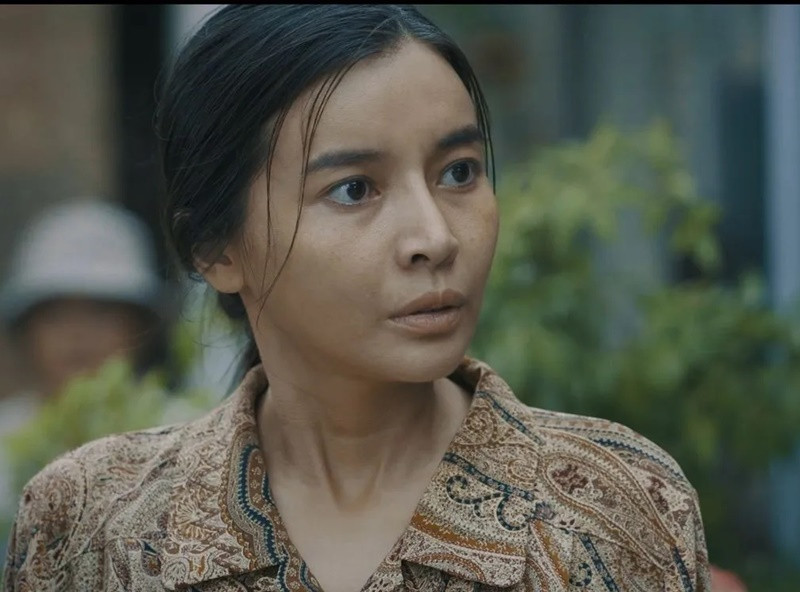 Chia sẻ trên Vietnamnet, Cao Thái Hà cho biết, sự vất vả của vai diễn và thời tiết khắc nghiệt của vùng biển khiến cô sụt 5kg trong quá trình đóng phim Mẹ biển. Ảnh: VTV.