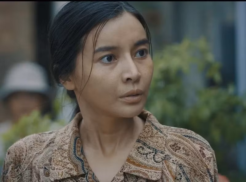 Chia sẻ trên Vietnamnet, Cao Thái Hà cho biết, sự vất vả của vai diễn và thời tiết khắc nghiệt của vùng biển khiến cô sụt 5kg trong quá trình đóng phim Mẹ biển. Ảnh: VTV.