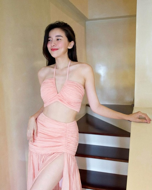 Cao Thái Hà gợi cảm, quyến rũ, sành điệu khác hẳn vẻ ngoài xuề xòa thường thấy trên màn ảnh. Ảnh: FB Cao Thái Hà.