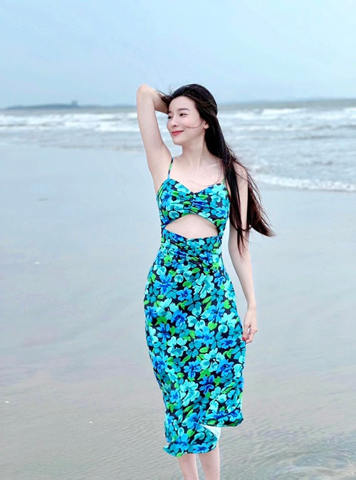 Cao Thái Hà chuộng váy áo nữ tính ở đời thường. Ảnh: FB Cao Thái Hà.