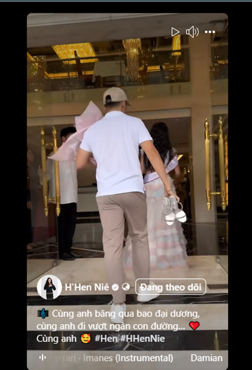 Nàng hậu đăng tải khoảnh khắc được chồng cầm giúp giày cao gót khi tham gia sự kiện. Ảnh: FB H'hen Niê.