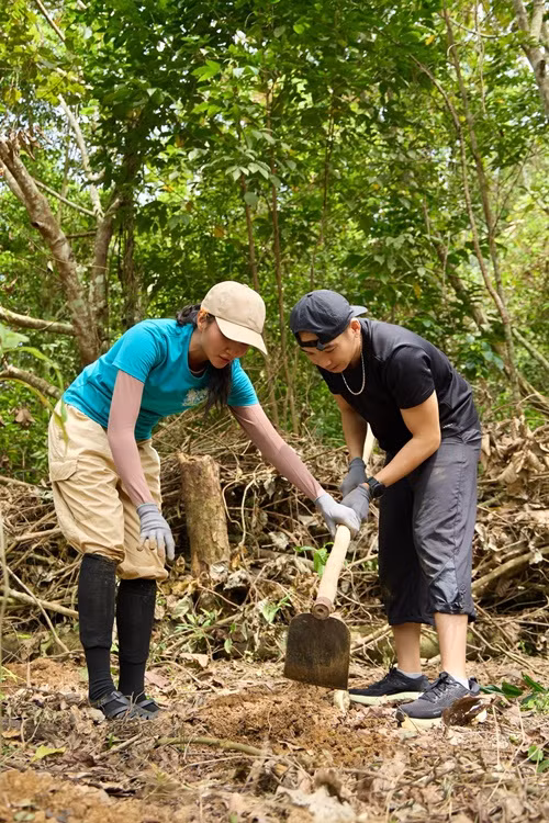 Đôi vợ chồng son vừa đi trồng rừng ở Cúc Phương. Ảnh: FB H'hen Niê.