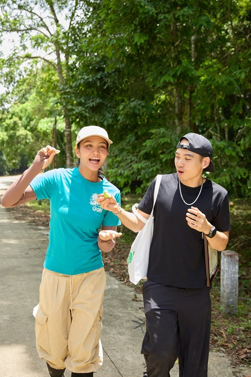 Tuấn Khôi luôn có hành động ga lăng với H'hen Niê. Ảnh: FB H'hen Niê.