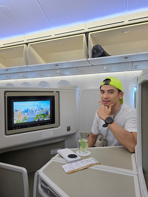 Mũ là vật bất ly thân của Tuấn Khôi. Ảnh: FB Tuấn Khôi.